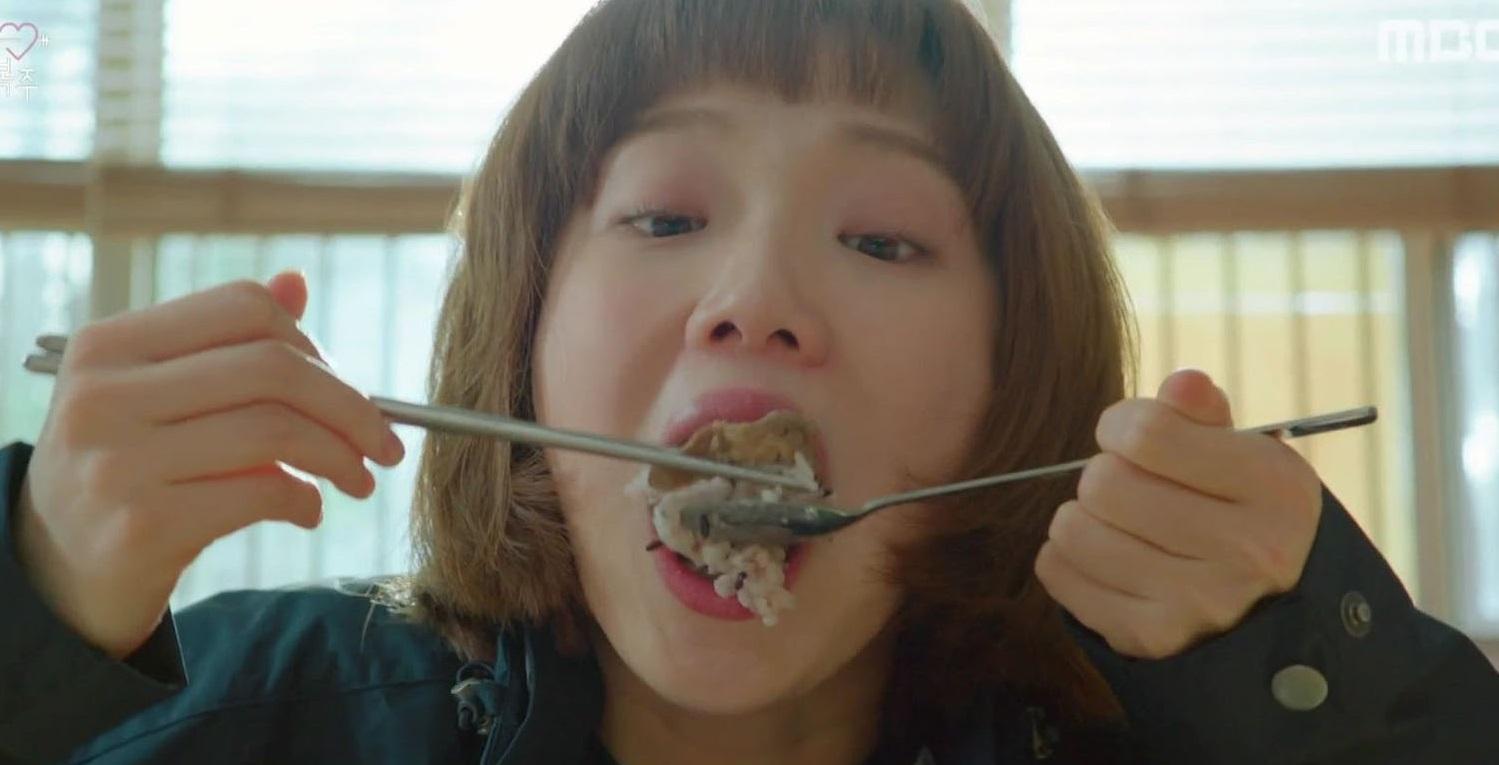 มือกำลังถือช้อนและตะเกียบในท่าทางเตรียมทานอาหารเกาหลี คอนเซ็ปต์การทานอาหารในเกาหลี