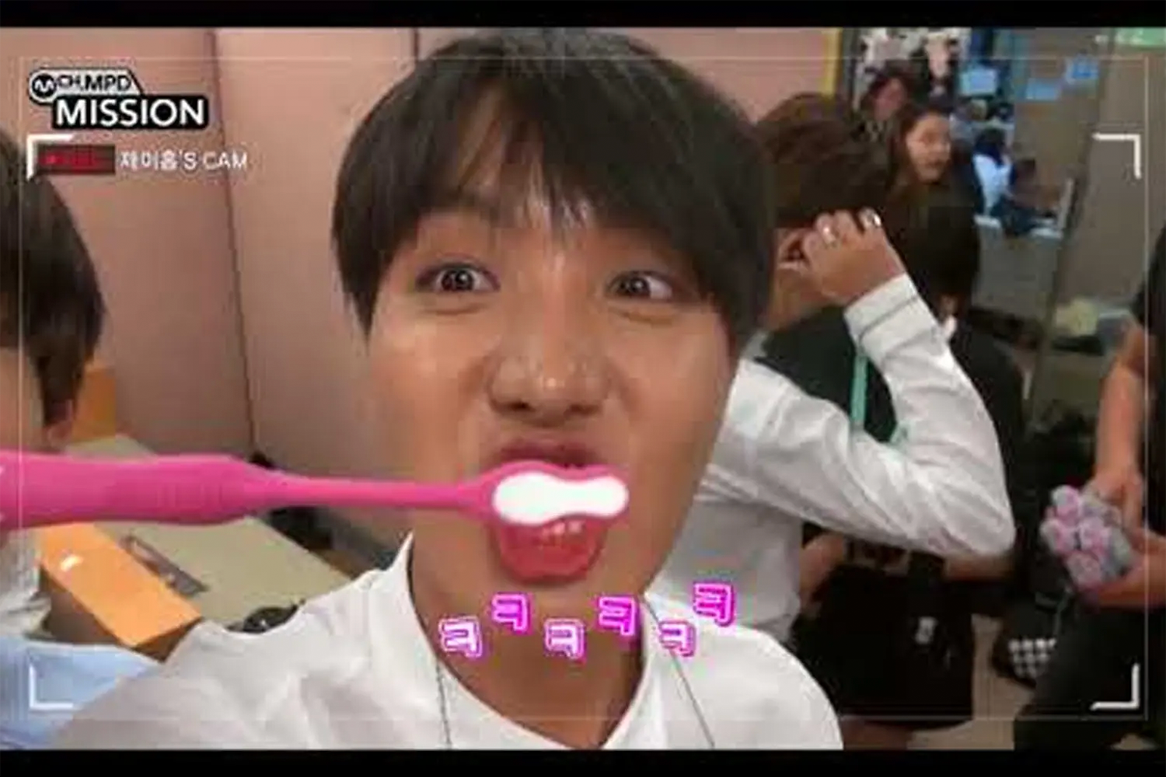 韓國辦公室工作環境中多人在鏡頭前交談顯示在韓國文化中飯後刷牙的習慣。