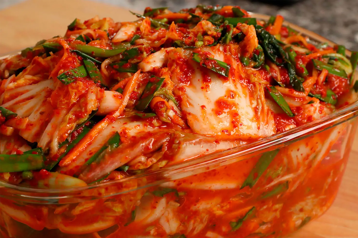 一盤色彩鮮豔的韓國泡菜，顯示韓國食物可能導致牙齒變色的特性。