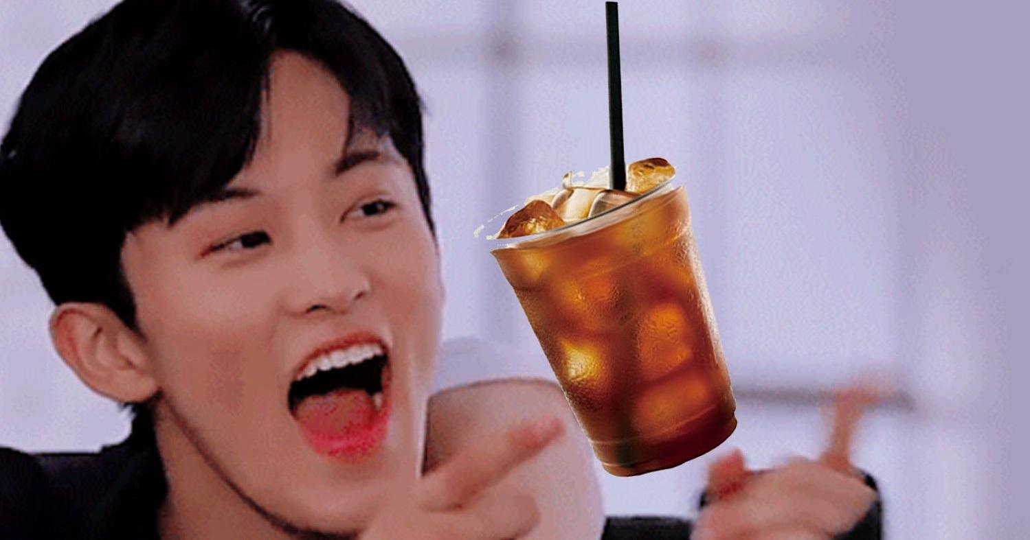 แก้วไอซ์อเมริกาโน่ที่ได้รับความนิยมในเกาหลีใต้ วางอยู่ในฉากของบรรยากาศสบายๆ