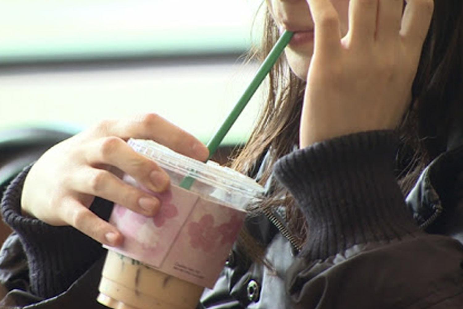 อีกหนึ่งตัวการที่ทำให้ฟันเหลืองและมีกลิ่นปากก็คือเครื่องดื่มประเภทชาและกาแฟ