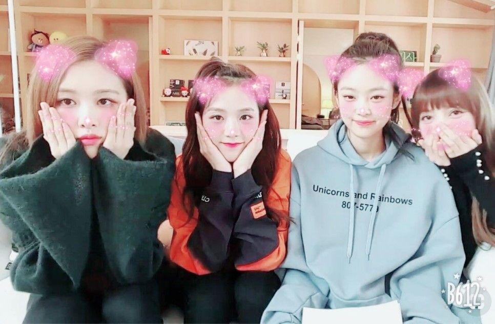 ภาพของกลุ่มผู้หญิงบนพื้นหลังสี่เหลี่ยม แอพเซลฟี่ที่ฮอตที่สุดในเกาหลีสะท้อนการใช้แอพพลิเคชั่นเพื่อความสวยงามในโลกโซเชียลเกาหลี