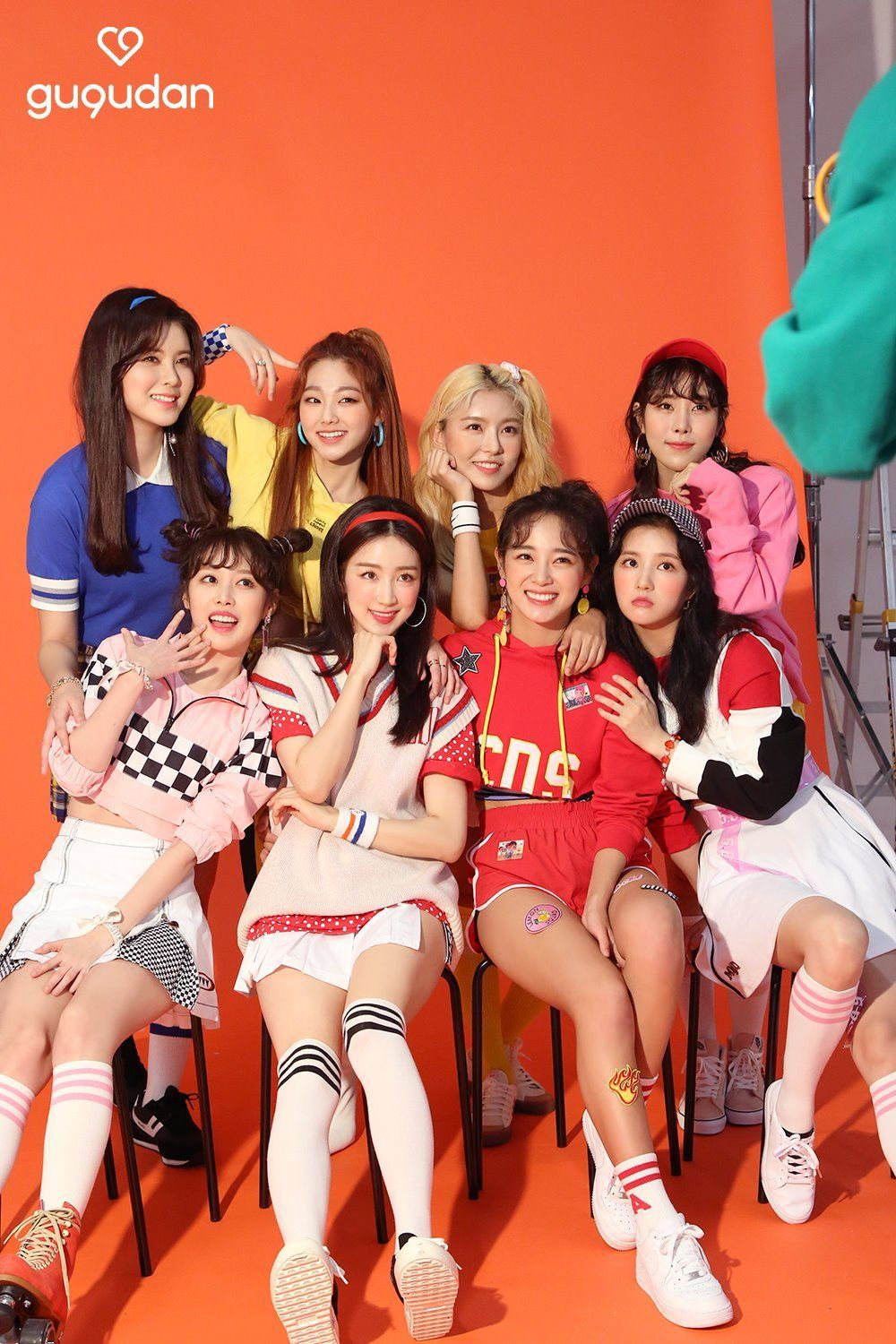 韓國女團gugudan的彩排合影，成員們身穿休閒服，顯示出活潑與明快的團隊氛圍。