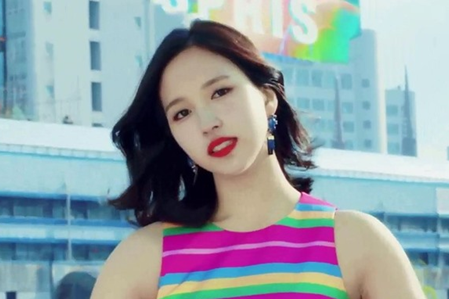 TWICE의 멤버 미나가 화려한 색상의 스트라이프 패턴 드레스를 착용하고 있는 모습.