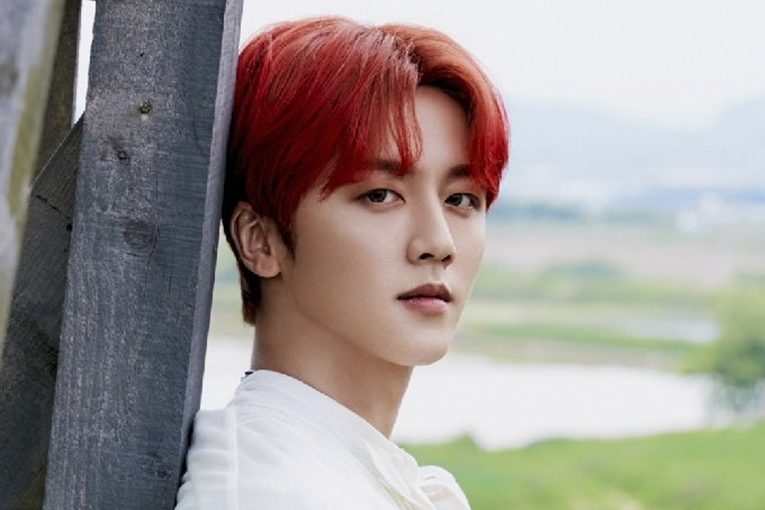 SF9의 멤버 영빈이 자연 경관을 배경으로 흰 셔츠를 입고 포즈를 취한 모습.