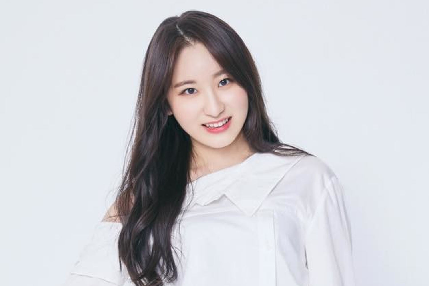 IZ*ONE의 멤버 채연이 흰색 셔츠를 입고 있는 모습.