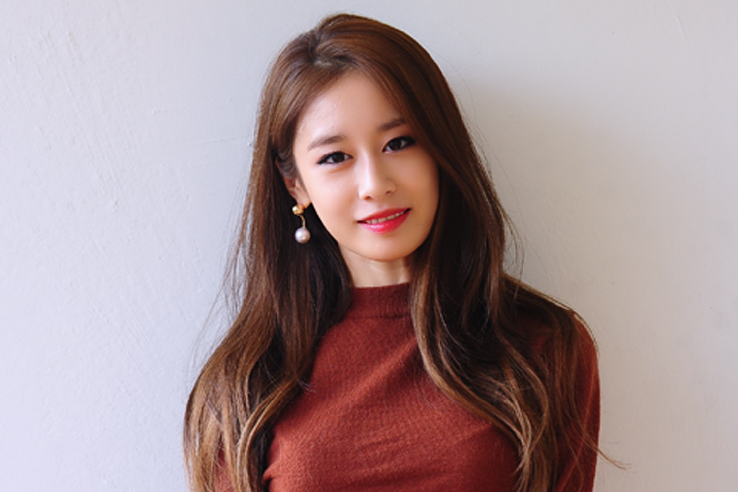 T-ARA의 멤버 지연이 긴 갈색 머리를 자연스럽게 늘어트린 모습.