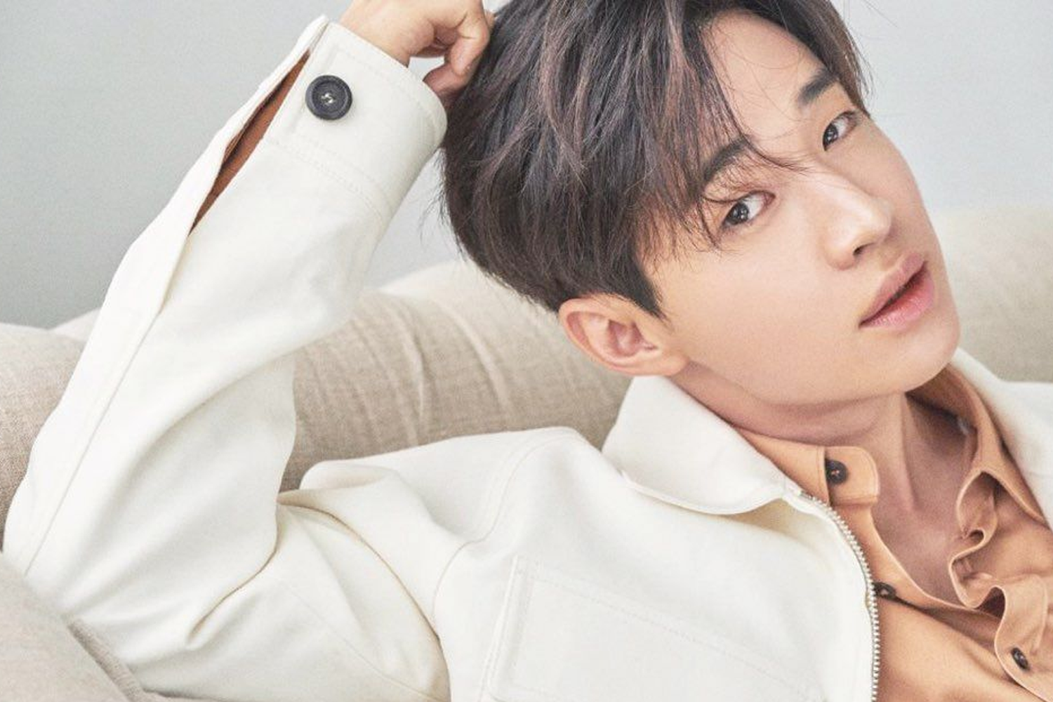 연남동에서 포즈를 취하고 있는 남성이 캐주얼한 흰색 셔츠를 착용한 모습.