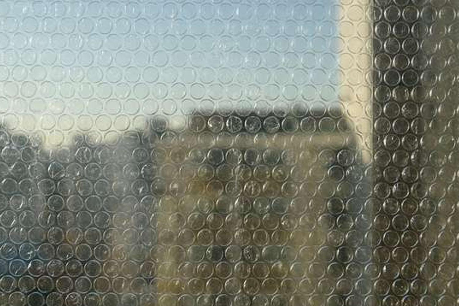 แผ่นบั๊บเบิ้ลหรือแผ่นรองกันกระแทกเป็นอุปกรณ์ที่คนต่างชาติอาจจะคาดไม่ถึง 