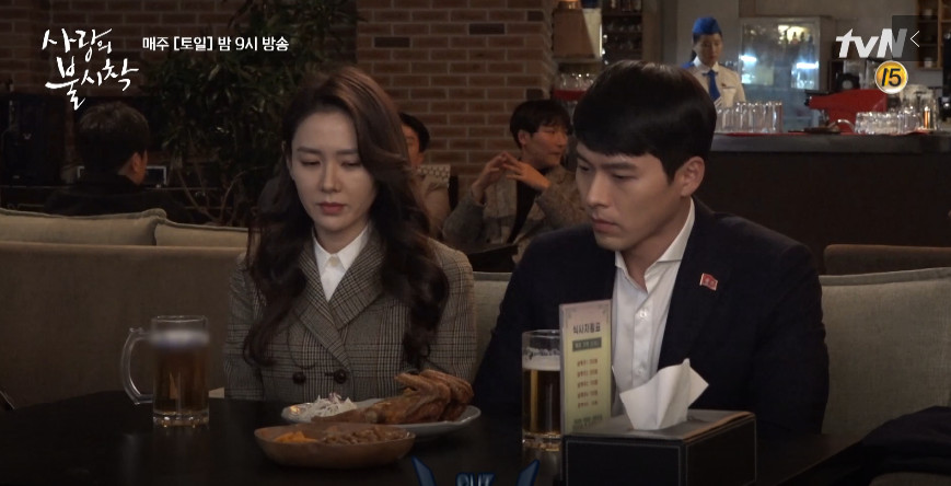 Hyun Bin tomándole la mano a Son Ye-jin detrás de cámaras del drama 'Crash Landing On You'.