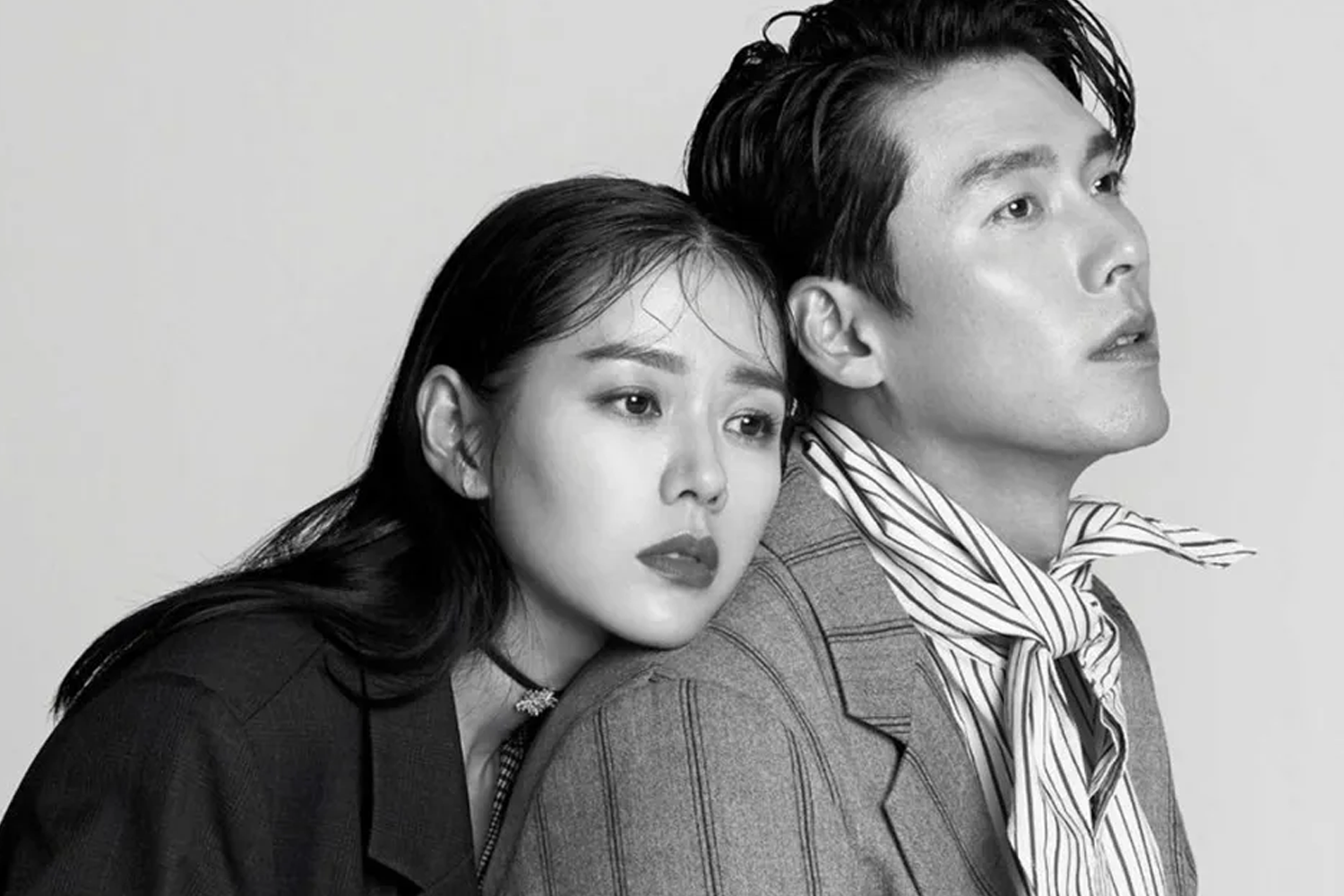 黑白质感的时尚拍摄，两人背靠背的姿态