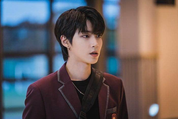 香港電視劇《女神降臨》中身穿校服的男演員黃寅燁，展現其獨特的青春和魅力。