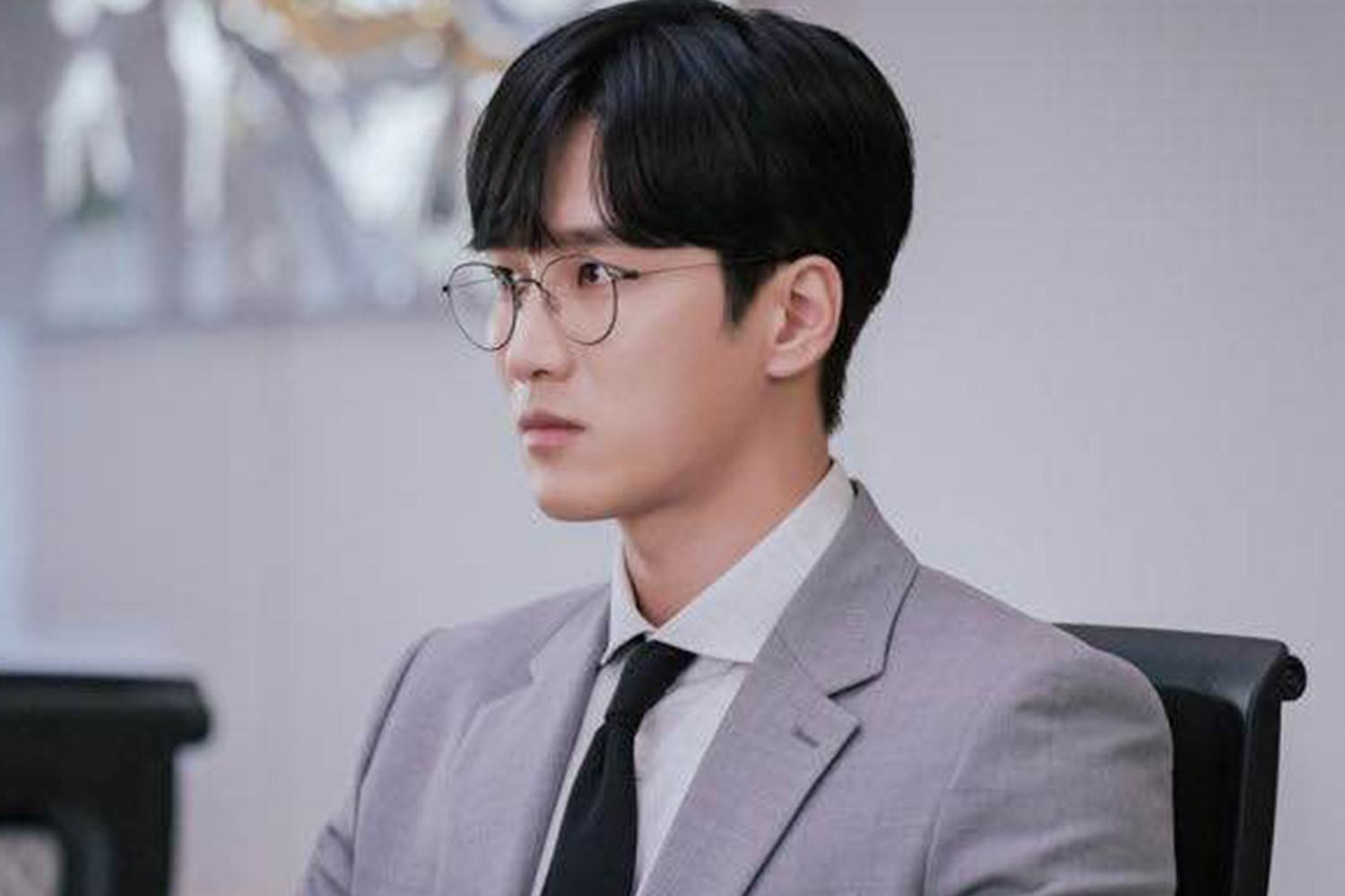 演員安普賢在JTBC劇集《梨泰院Class》中扮演高中學生，完美展現其無違和感的童顏。