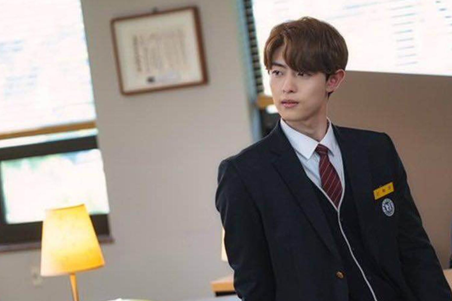 OCN電視劇《驅魔麵館》中角色鄭元昌以校服造型現身，令人錯愕的青春外表。