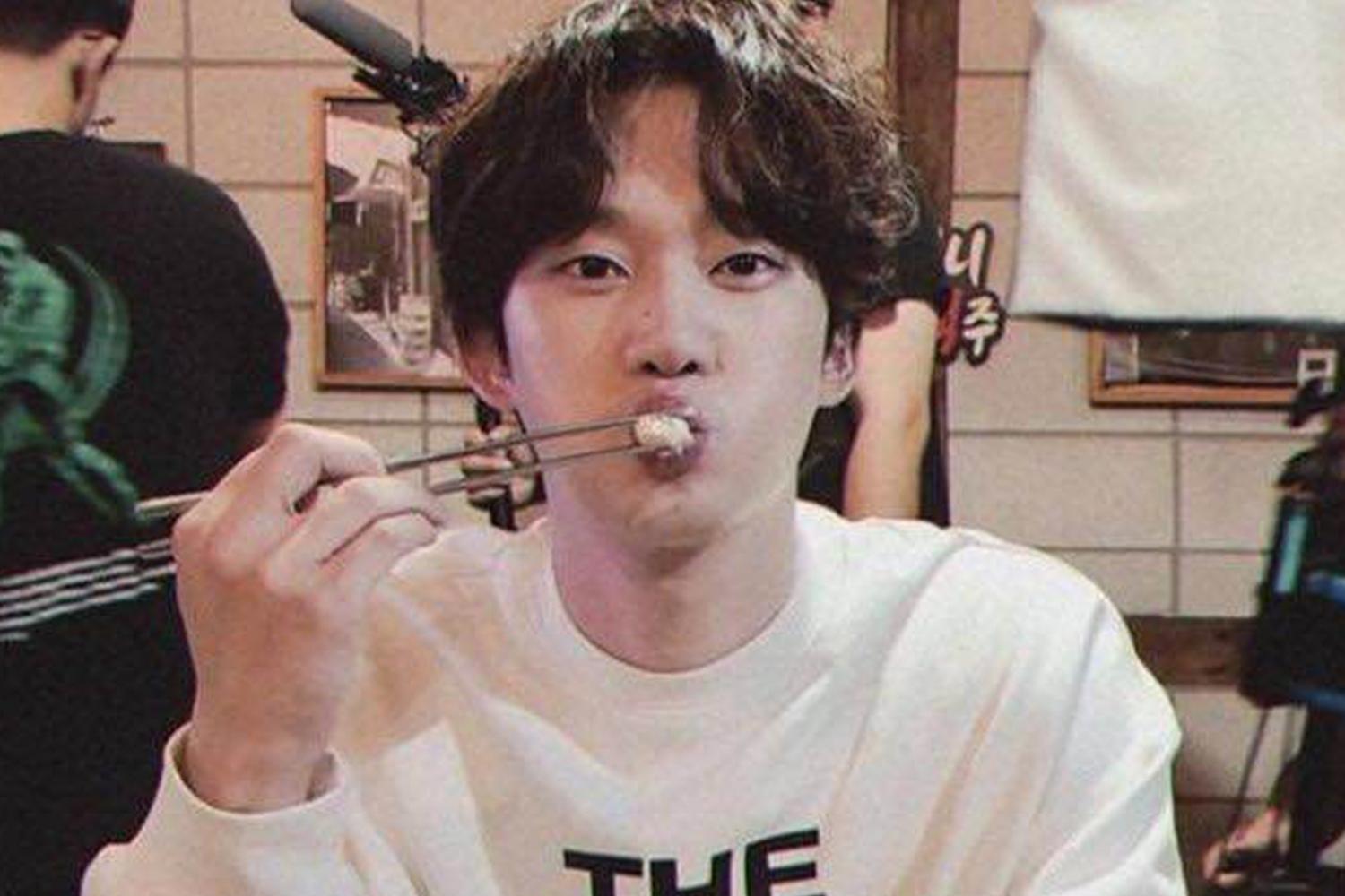 tvN電視劇《青春記錄》中的權秀賢，以其年輕的外表演繹26歲的攝影師角色。