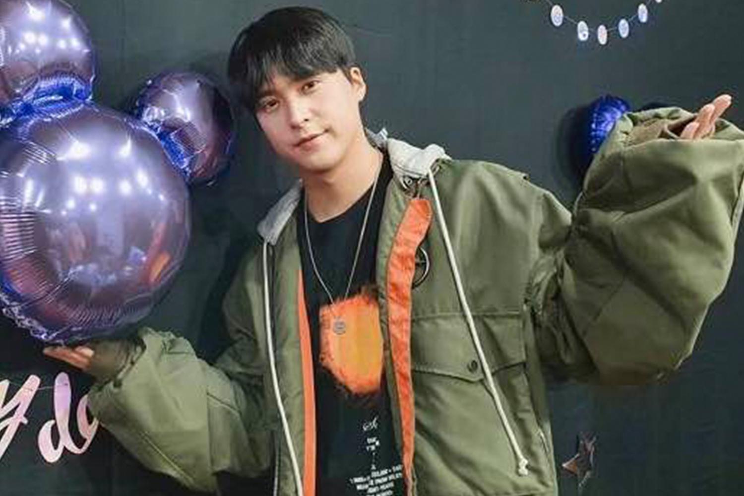 Highlight 成員孫東雲穿著經典的戲劇服飾，微笑著坐著。