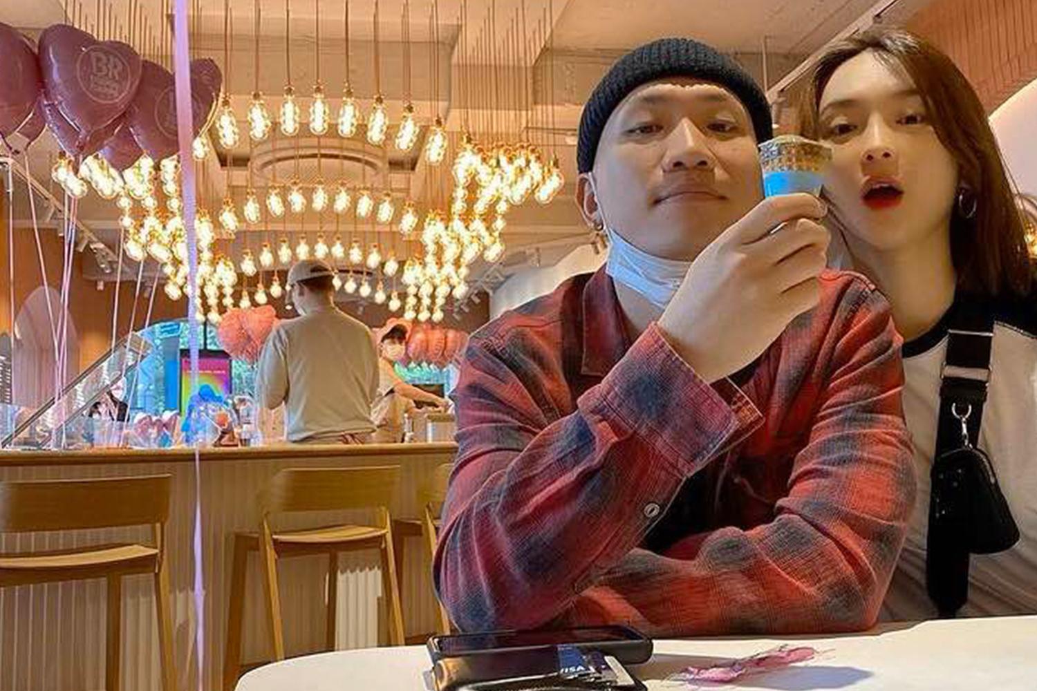 金秀美喺一間裝潢設計高雅嘅餐廳入邊,同Dynamic Duo成員Gaeko一齊飲緊嘢。背景有好多吊燈,氛圍浪漫。