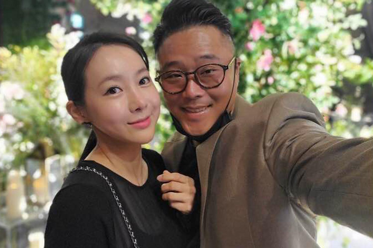 白承惠喺花花背景前,同老公宋浩範自拍。畫面浪漫,二人打扮高雅。