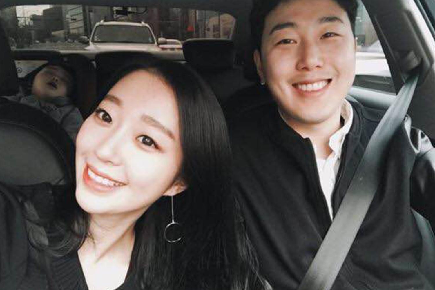 宋承雅喺車入邊,黑色上衣簡約大方,畫面感覺親切,後座有個熟睡嘅小朋友。