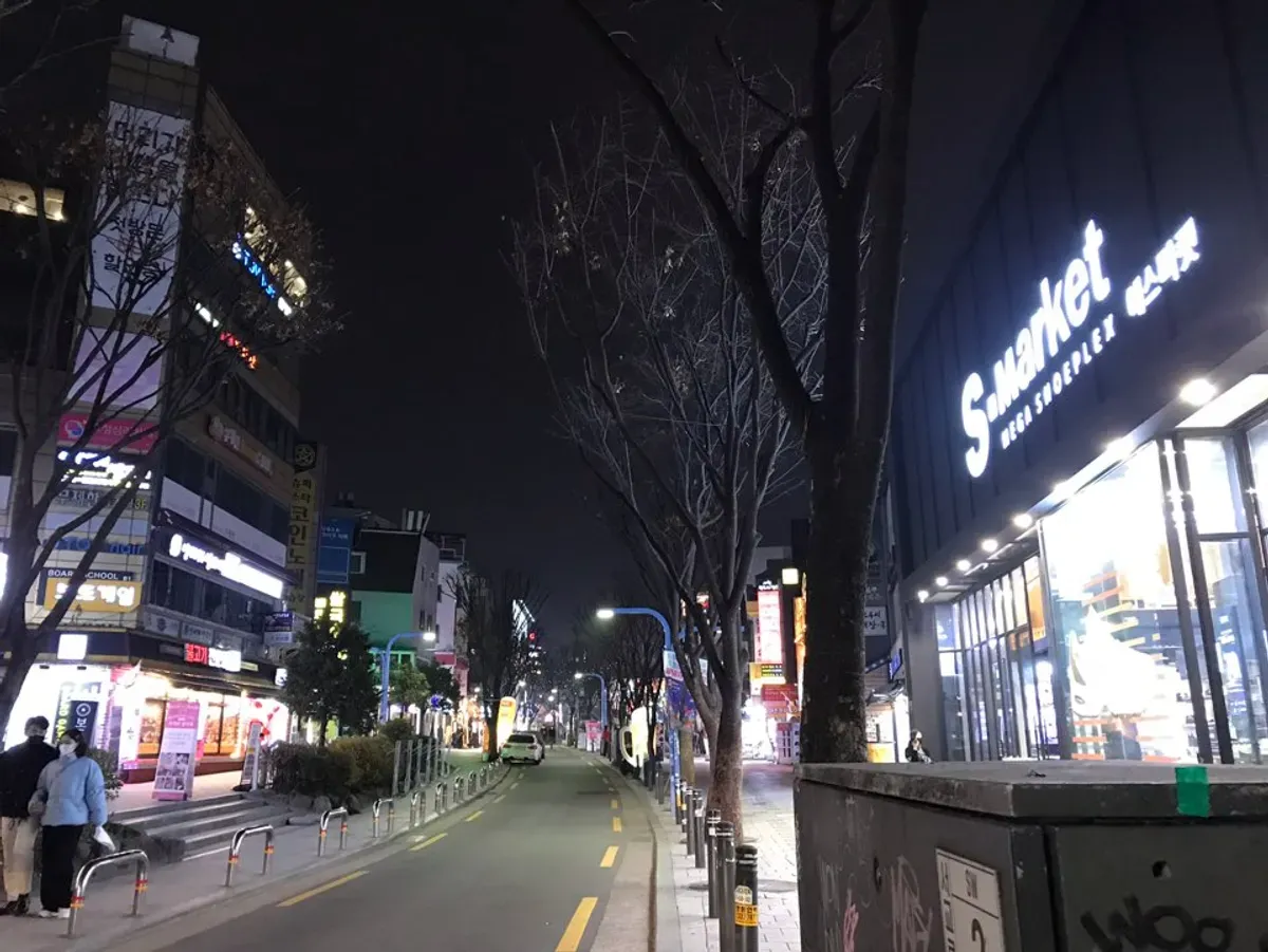 韓國夜晚街道,夜間商店燈光,疫情期間街道寧靜。