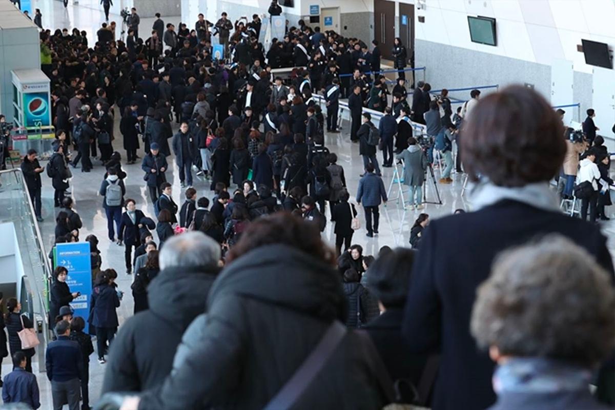 冬季韓國擁擠的場所中，大批穿著黑色大衣的人羣。