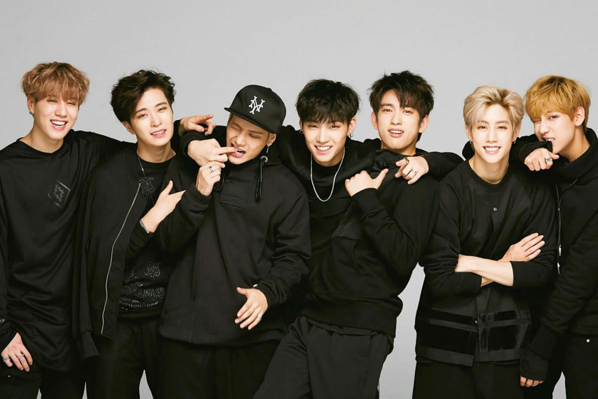 韓國羣體穿著黑色服飾，展現韓國流行時尚對黑色的偏好。