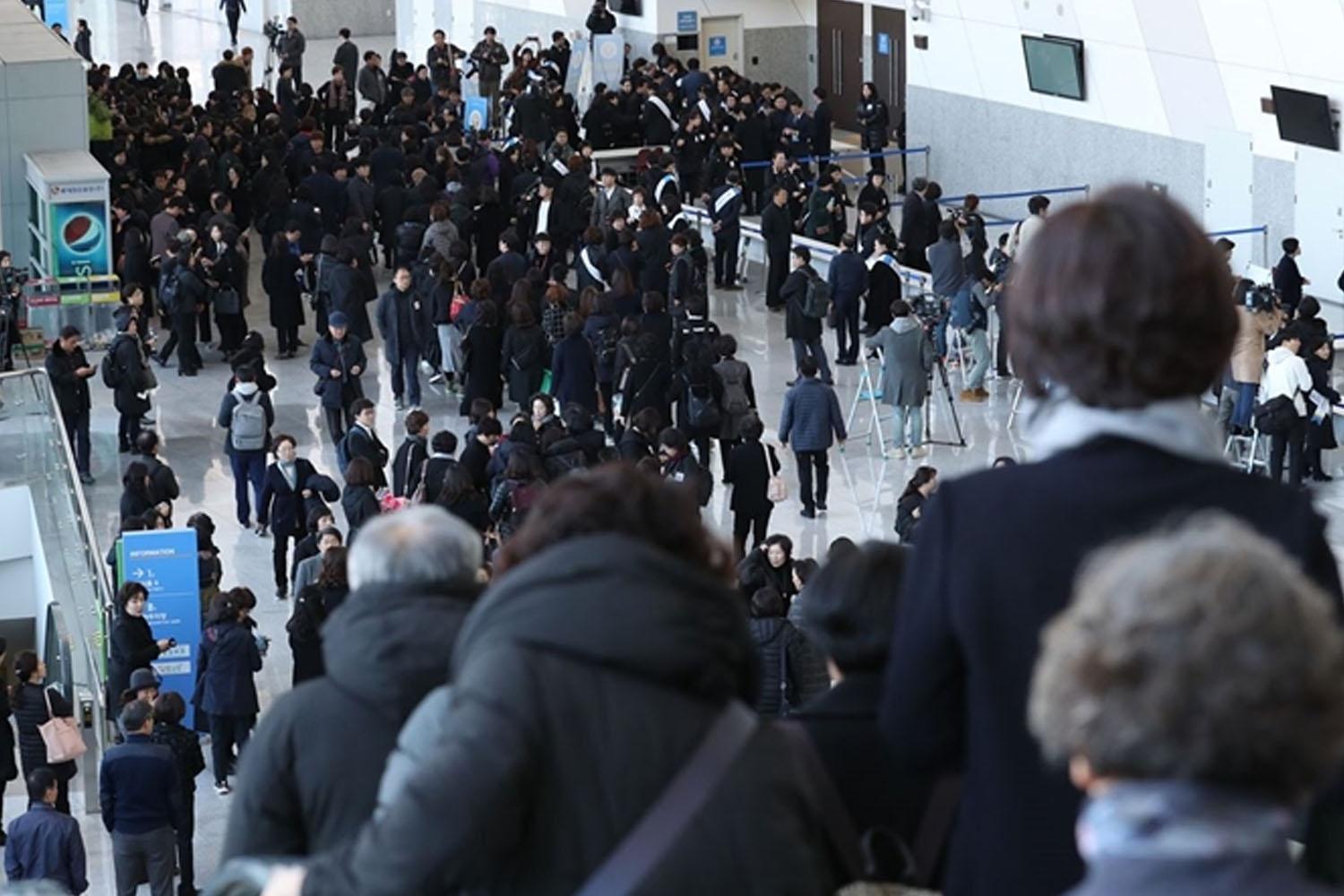 ถ้าใครที่ยังไม่เชื่อว่าคนเกาหลีชอบใส่สีดำ เราอยากแนะนำให้ลองมาเกาหลีช่วงหน้าหนาว 