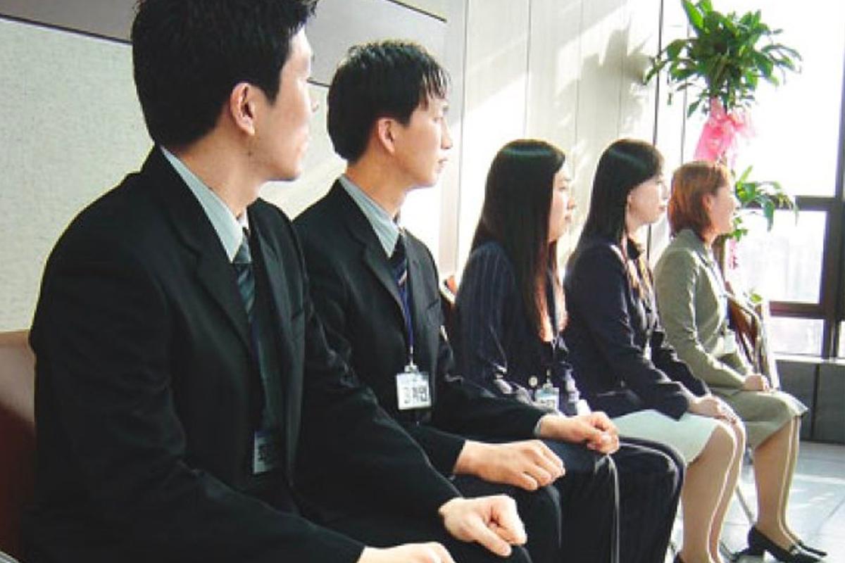 韓國上班族一致的黑色職場著裝風格，突顯其專業性。