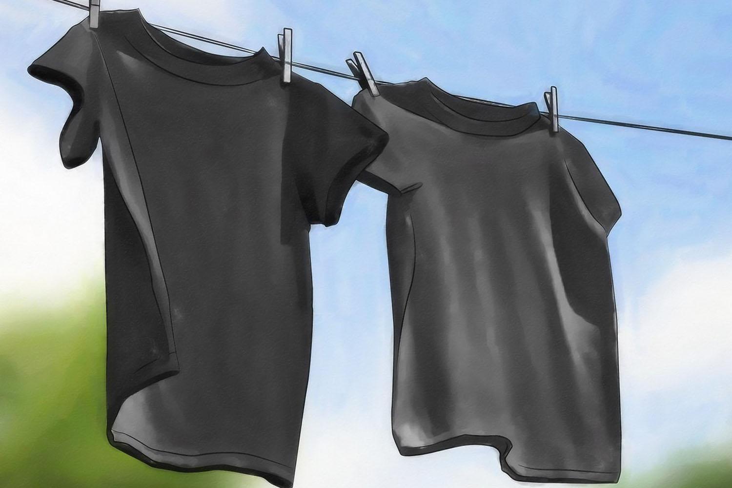 เสื้อยืดสีดำสองตัวถูกตากไว้บนราวท่ามกลางท้องฟ้าสีฟ้าในวันที่มีแดด ซึ่งเป็นภาพประกอบที่ใช้ในการอธิบายถึงข้อดีของเสื้อผ้าสีดำในการดูแลรักษาอย่างง่ายดาย.