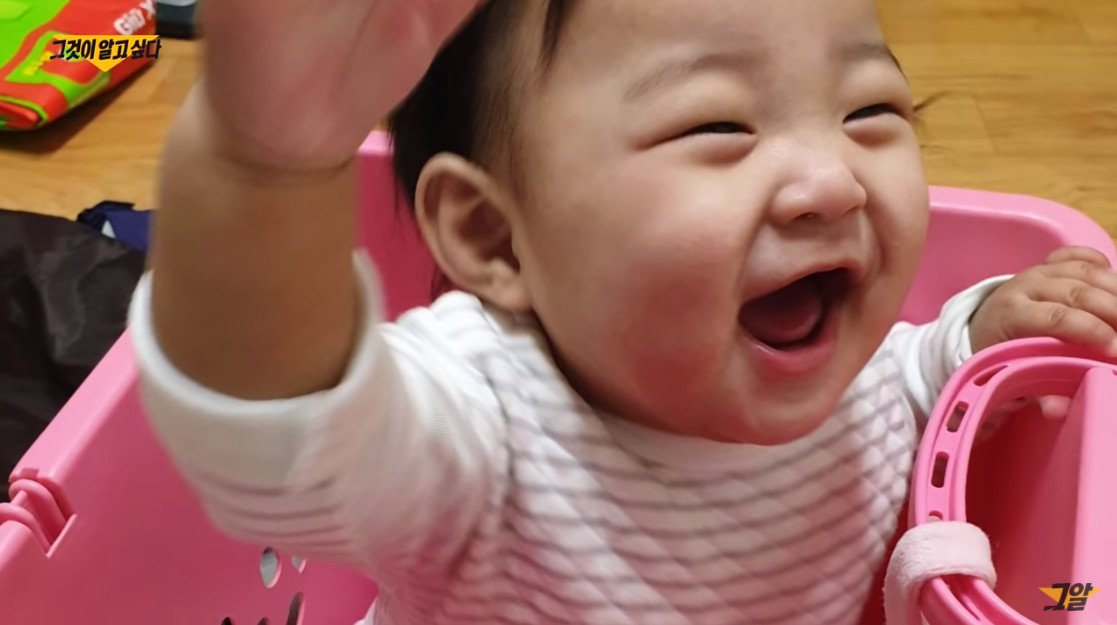 雪地中的白花与玩具象征着对郑仁正义的祈求和悼念。