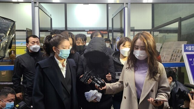 有关郑仁案件的电视节目画面揭示了她生前的生活片段，令人心痛。