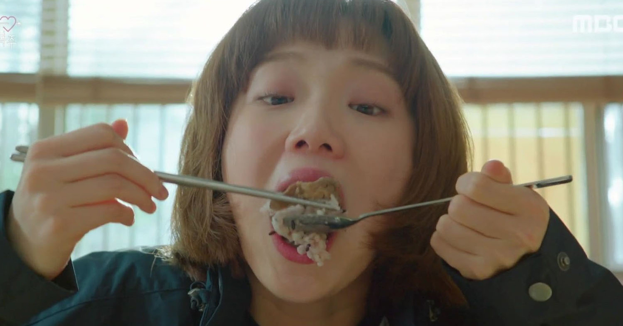 韓國飯桌文化的插圖，描繪了一名攝影主題的女性正在享受韓式家庭料理，這幅作品展示著韓國在日常飲食文化中的精緻與温馨。