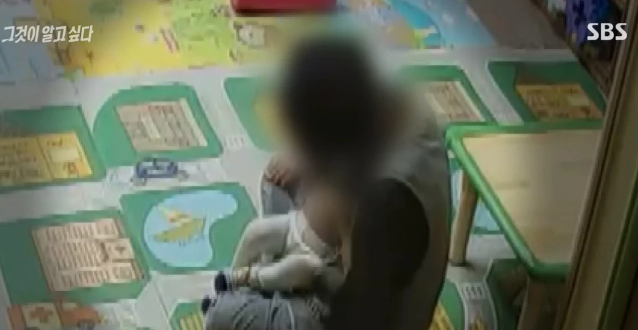 摄于郑仁所在育儿所的监控画面，记录了她生活中的重要时刻。