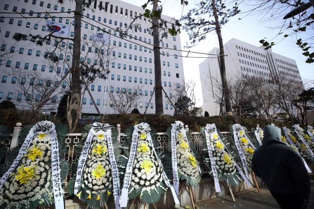 ソウル南部地法で整然と並べられた謹弔花輪、ジョンインちゃんの哀悼の意を示す場面