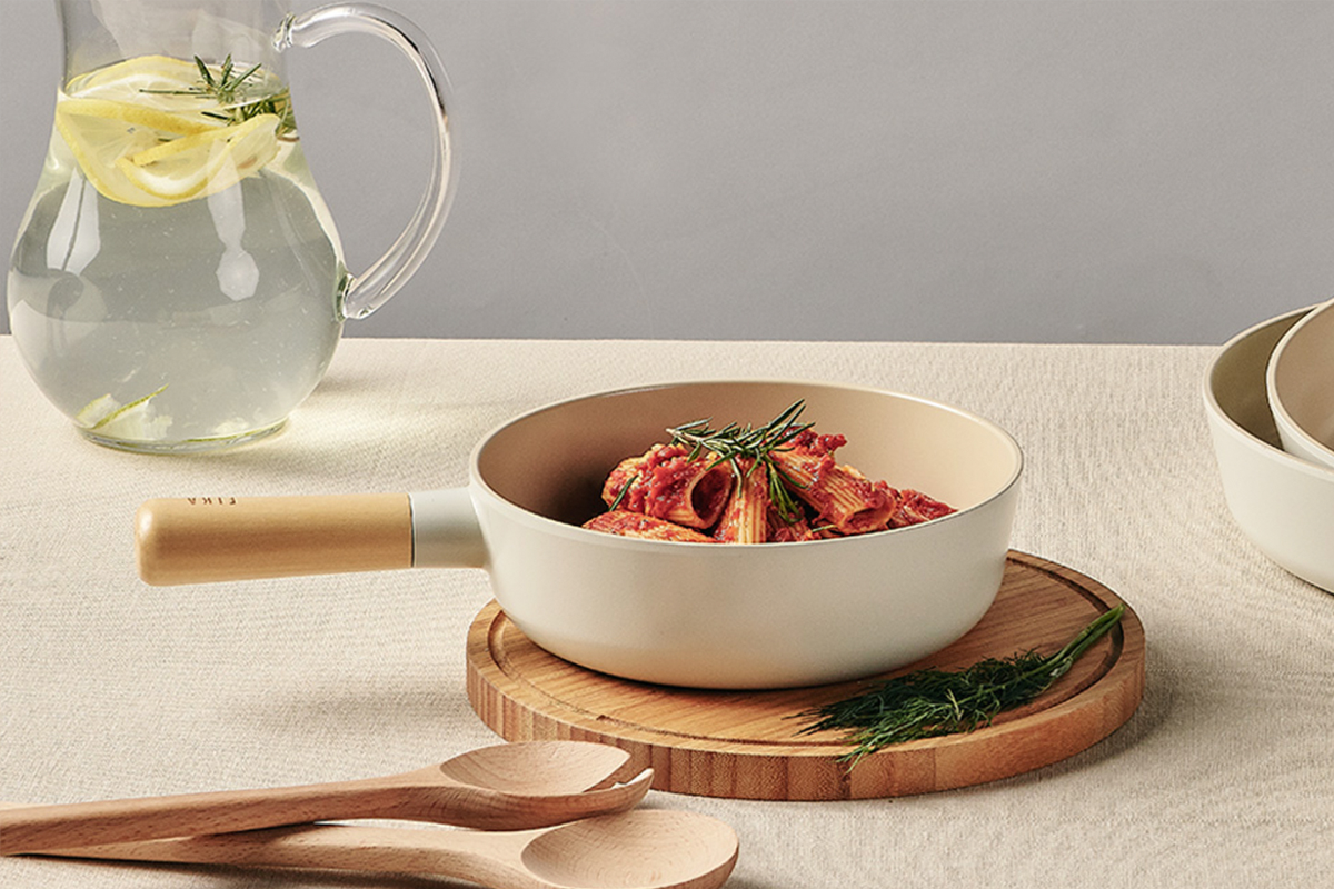 FIKA品牌平底鍋上的美味韓式燉肉，增添居家烹飪樂趣。