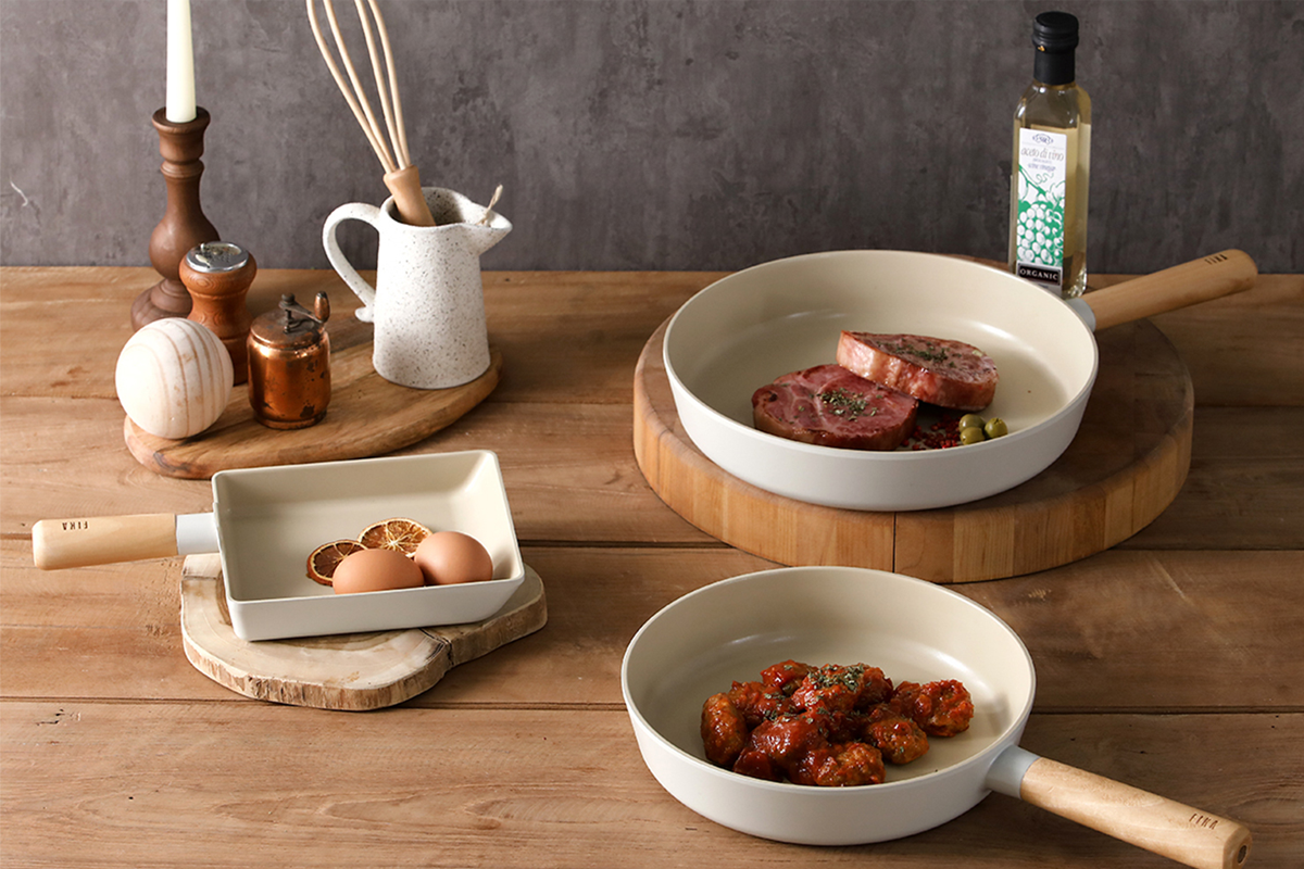 韓國FIKA簡約平底鍋，適合多種料理的實用廚具。