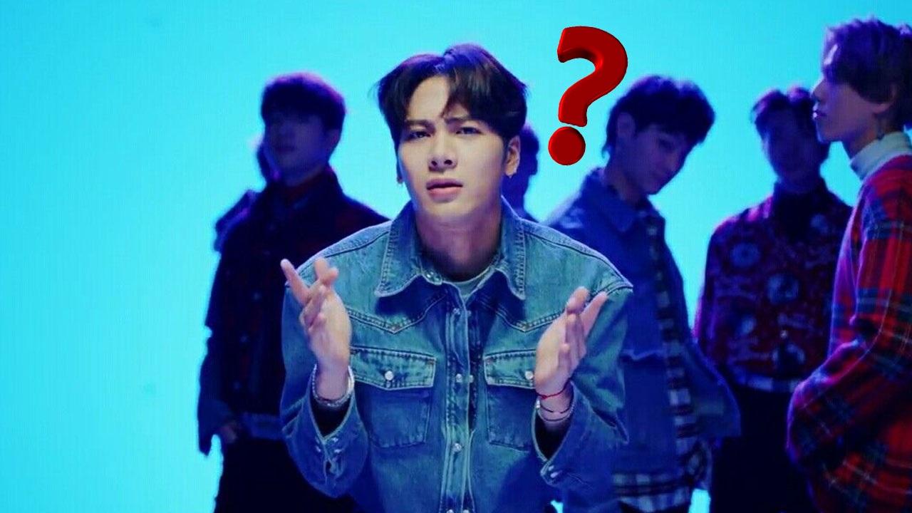 ชายหนุ่มในชุดยีนส์กลางกลุ่มคนในบรรยากาศสำคัญ สื่อถึงความสงสัยหรือคำถามด้วยเครื่องหมายคำถามสีแดงขนาดใหญ่ด้านข้าง