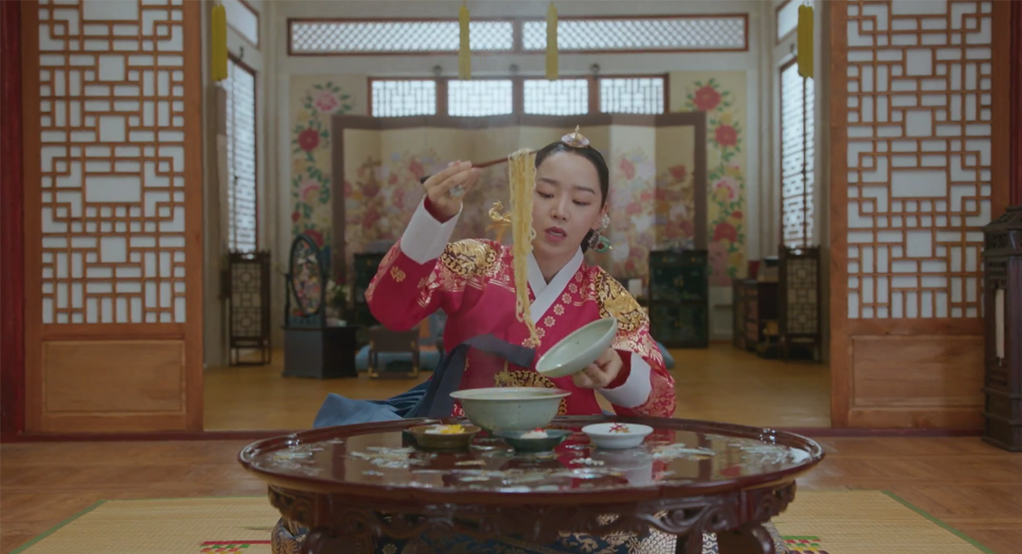 臺灣王朝拉麵在宮中享用，呈現出其精緻的擺盤和獨特風味。