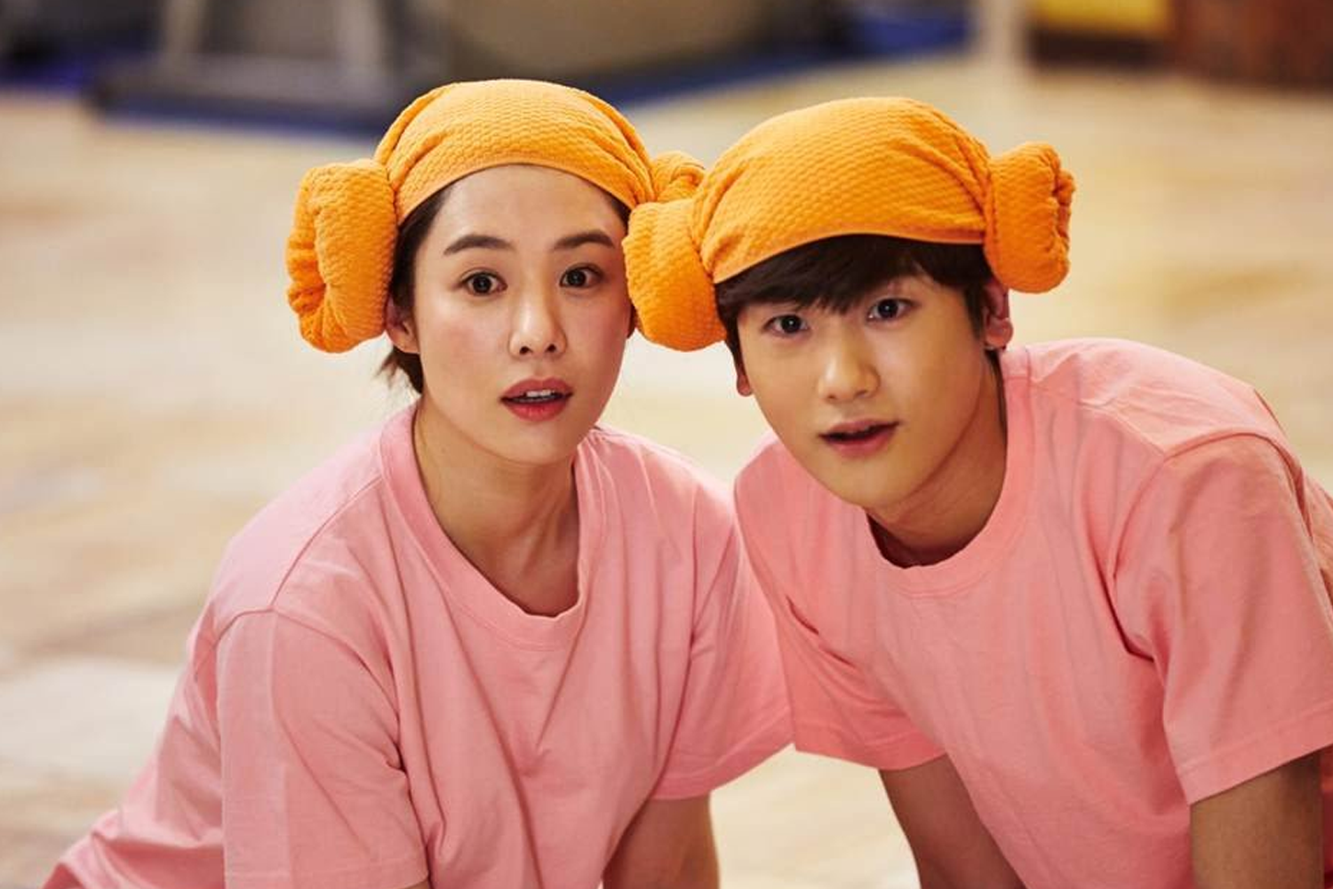 在韩国汗蒸幕内穿着粉色传统桑拿服装的情侣，无聊的时候拍照的样子。