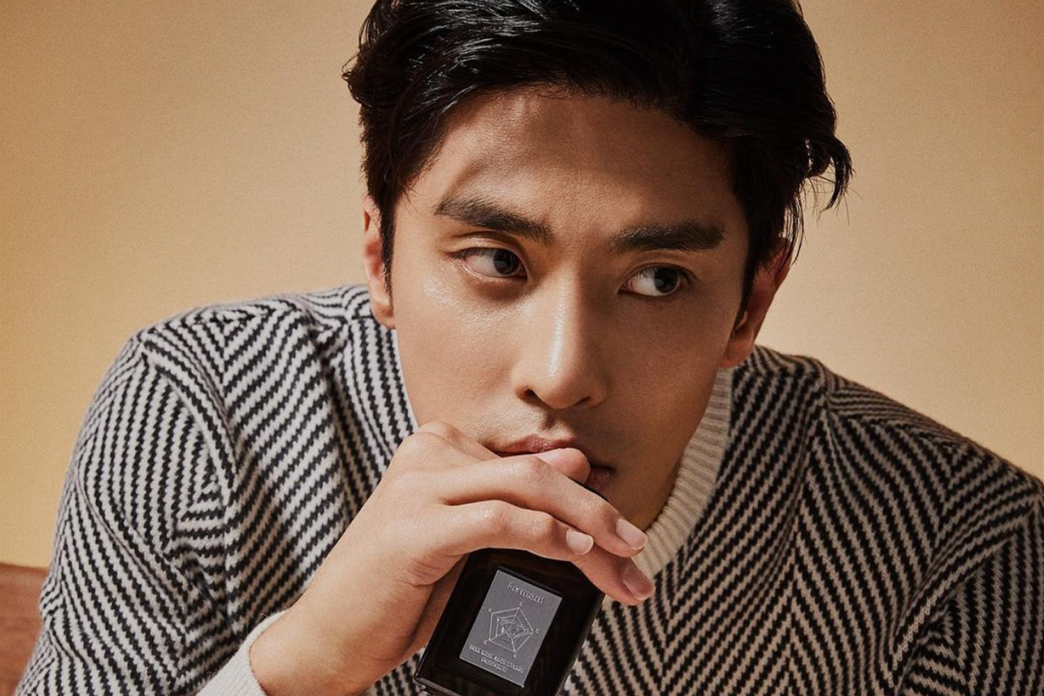 Forment Signature Perfume Cotton Hug 香水，標榜柔和、乾淨的香氣，吸引力俘虜不少男性用家。圖中的香水瓶展示於一位男性手上，背景以暖色調襯託。