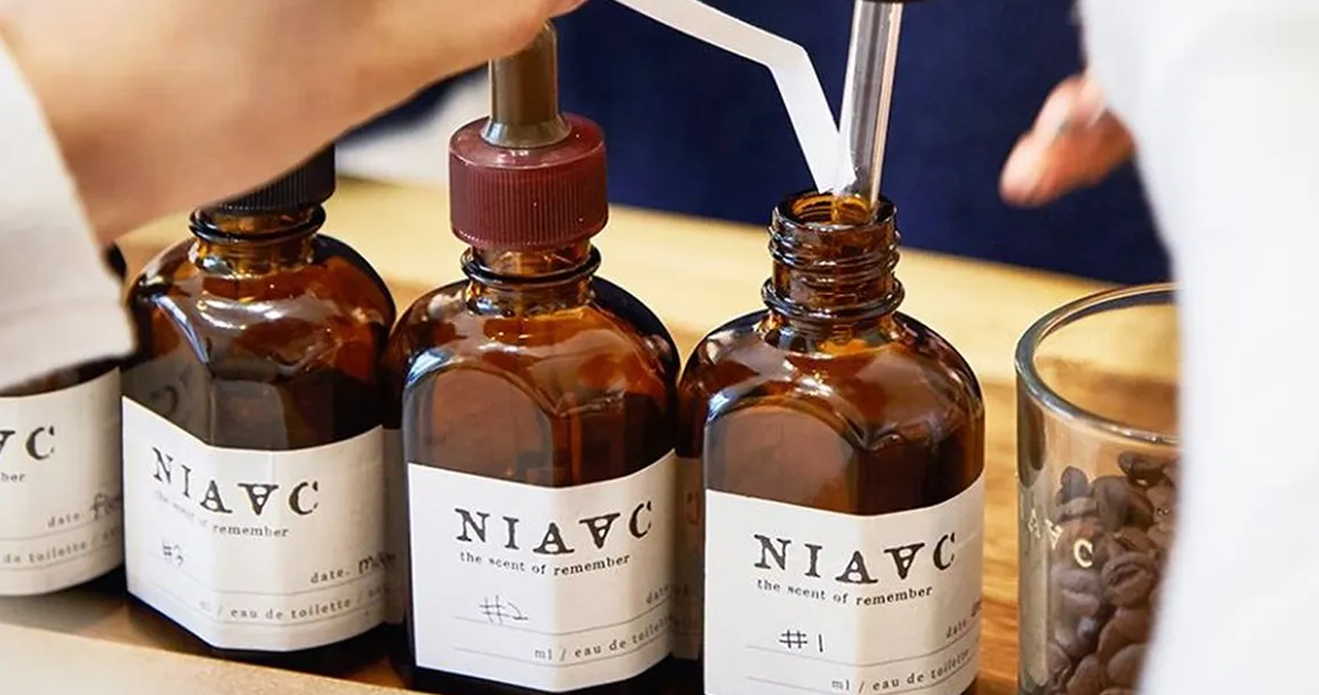 一系列裝滿香水的瓶子，展示了首爾香水坊的氛圍。這些瓶子象徵著製作香水的過程，吸引香水愛好者和旅客參觀。