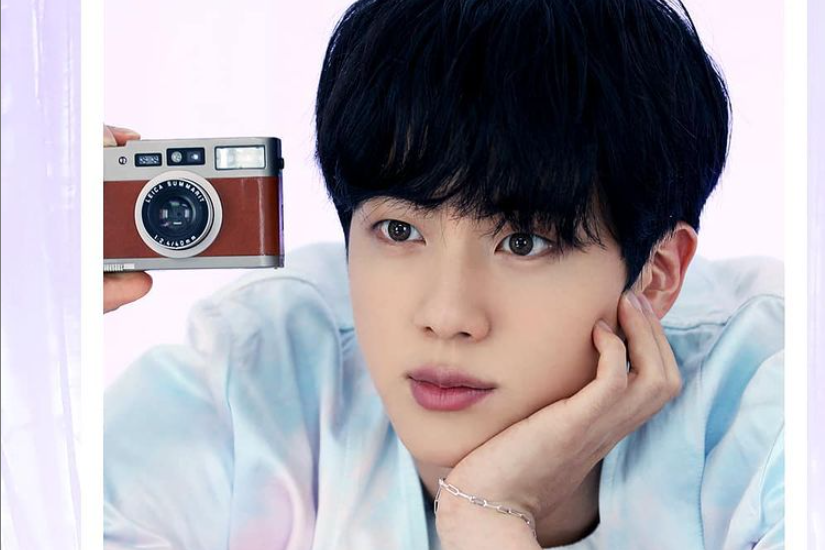 BTSのメンバーがカメラを持っているイメージ。