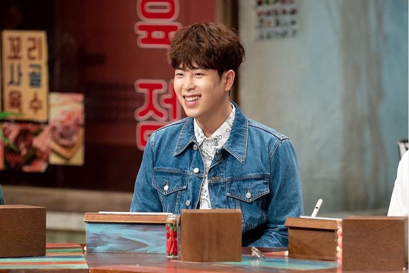 Block Bのメンバーが食事中の様子。