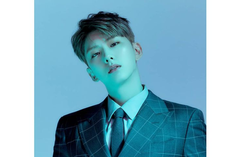 スーツ姿の男性が撮影しているイメージ。