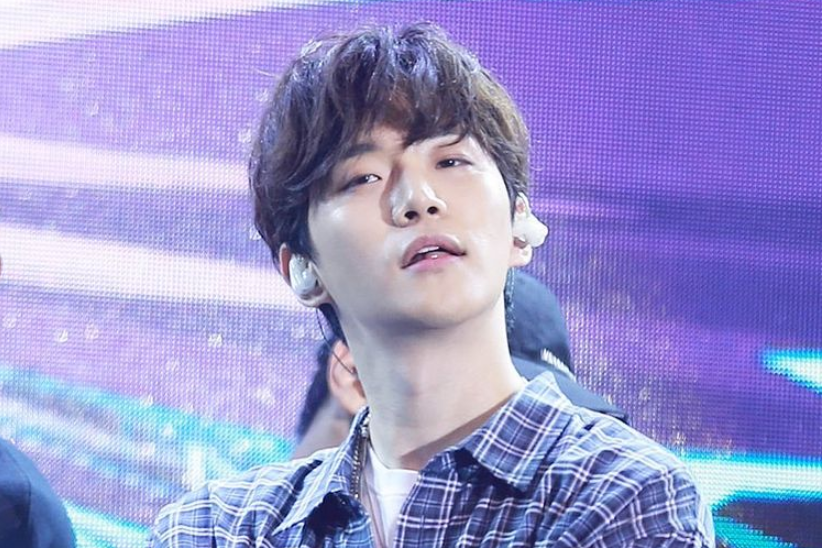 舞台でチェック柄のシャツを着た男性。