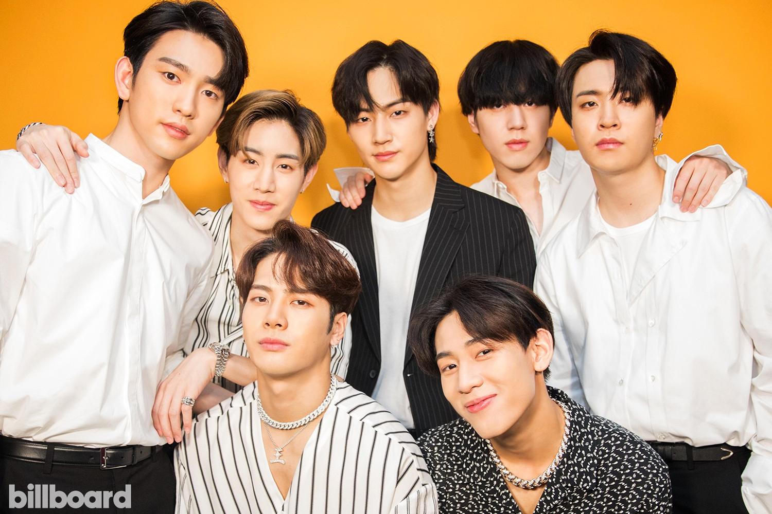 Billboard背景下的GOT7團體合照，穿著正式服裝。