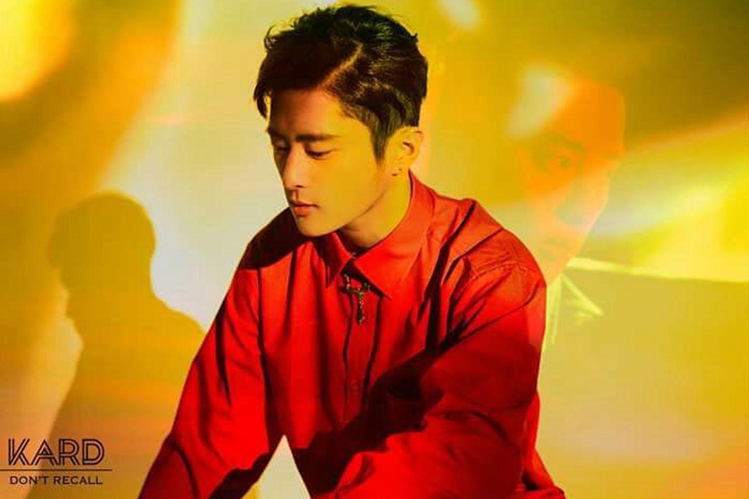 เซฟ สมาชิกวง KARD ในลุคเสื้อเชิ้ตสีแดงสดใส ท่ามกลางแสงสีสันสดใสในการโปรโมตเพลงของวง