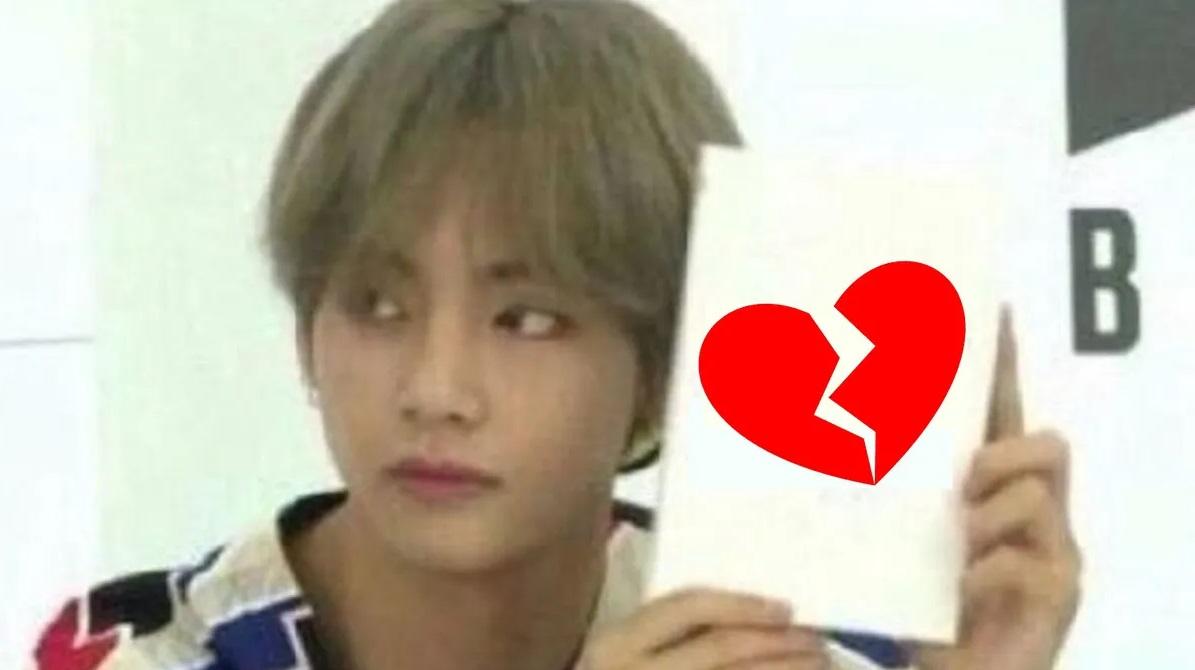 ภาพของไอดอลถือเครื่องหมายหัวใจที่แตกสลายในธีมที่พูดถึงไอดอลที่มีความรักและการตอบรับจากแฟนคลับ