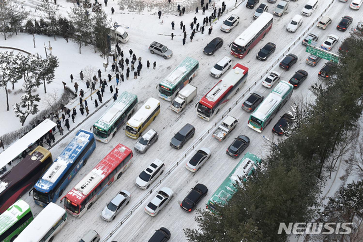 อุณภูมิทั่วไปของเช้านี้(7) ต่ำสุดที่ -27.7 องศาและมีอุณภูมิที่ร่างกายสัมผัสได้เท่ากับ -41.9 องศา 