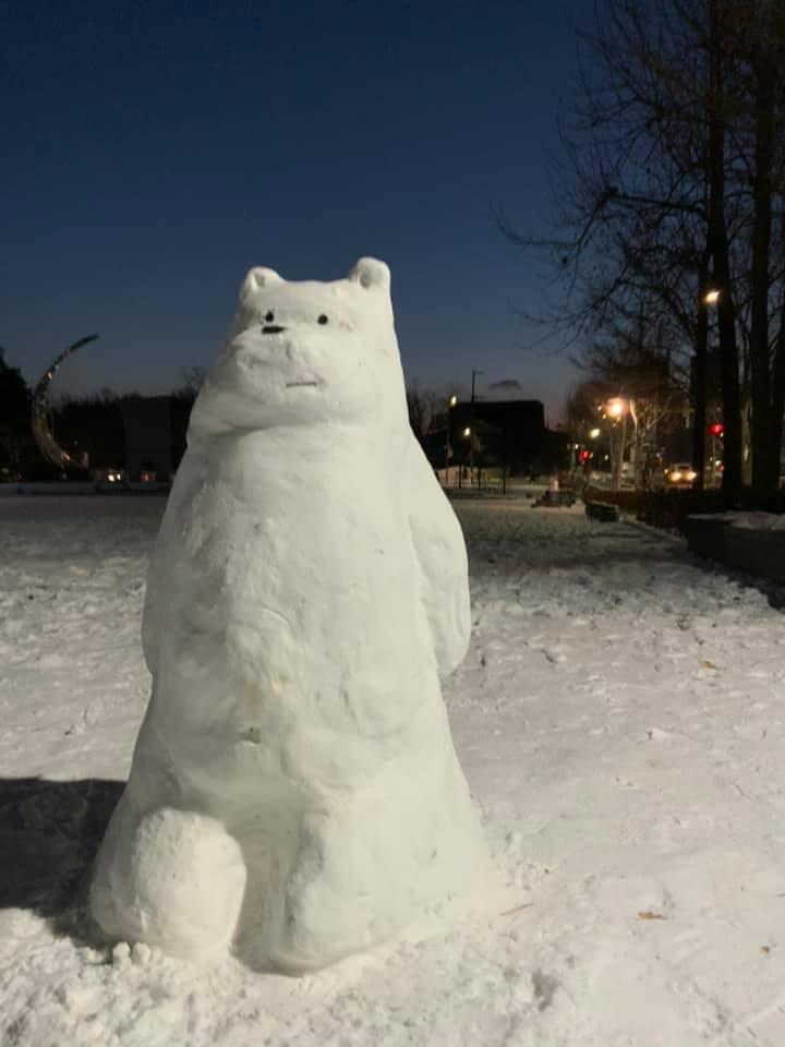 Tượng người tuyết hình gấu đáng yêu được tạo ra từ những lớp tuyết trắng dày đặc sau một trận tuyết lớn, thể hiện một hình ảnh mùa đông đặc trưng.